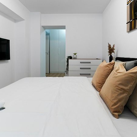 Sandra - Park-View Apt With Balcony & Parking Bucarest Esterno foto
