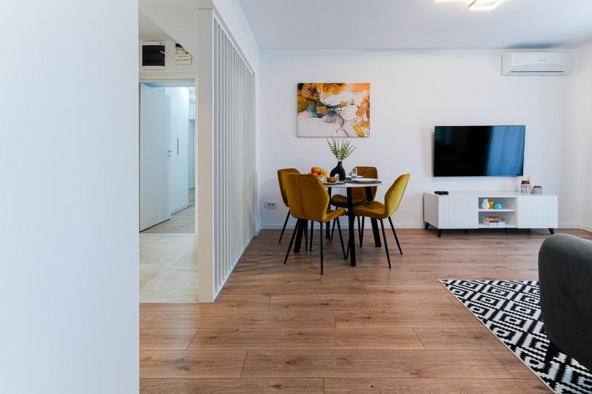 Sandra - Park-View Apt With Balcony & Parking Bucarest Esterno foto