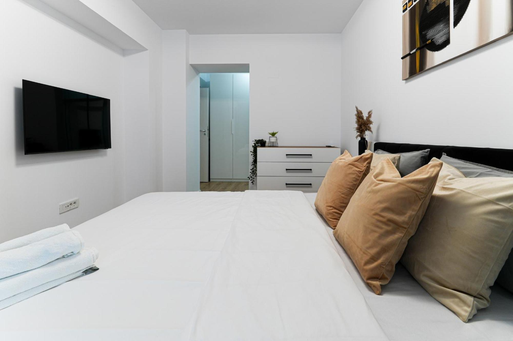 Sandra - Park-View Apt With Balcony & Parking Bucarest Esterno foto